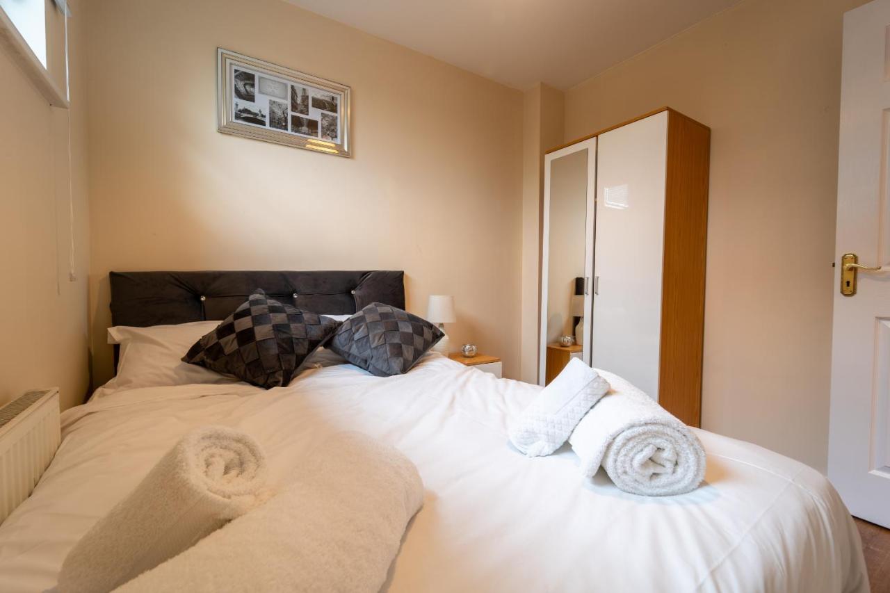 Luxury 2 Bed Apartment - Near Heathrow, Legoland, Windsor Slough Exteriör bild