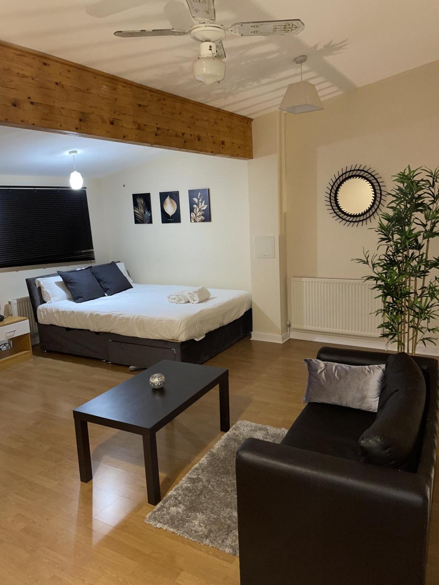 Luxury 2 Bed Apartment - Near Heathrow, Legoland, Windsor Slough Exteriör bild