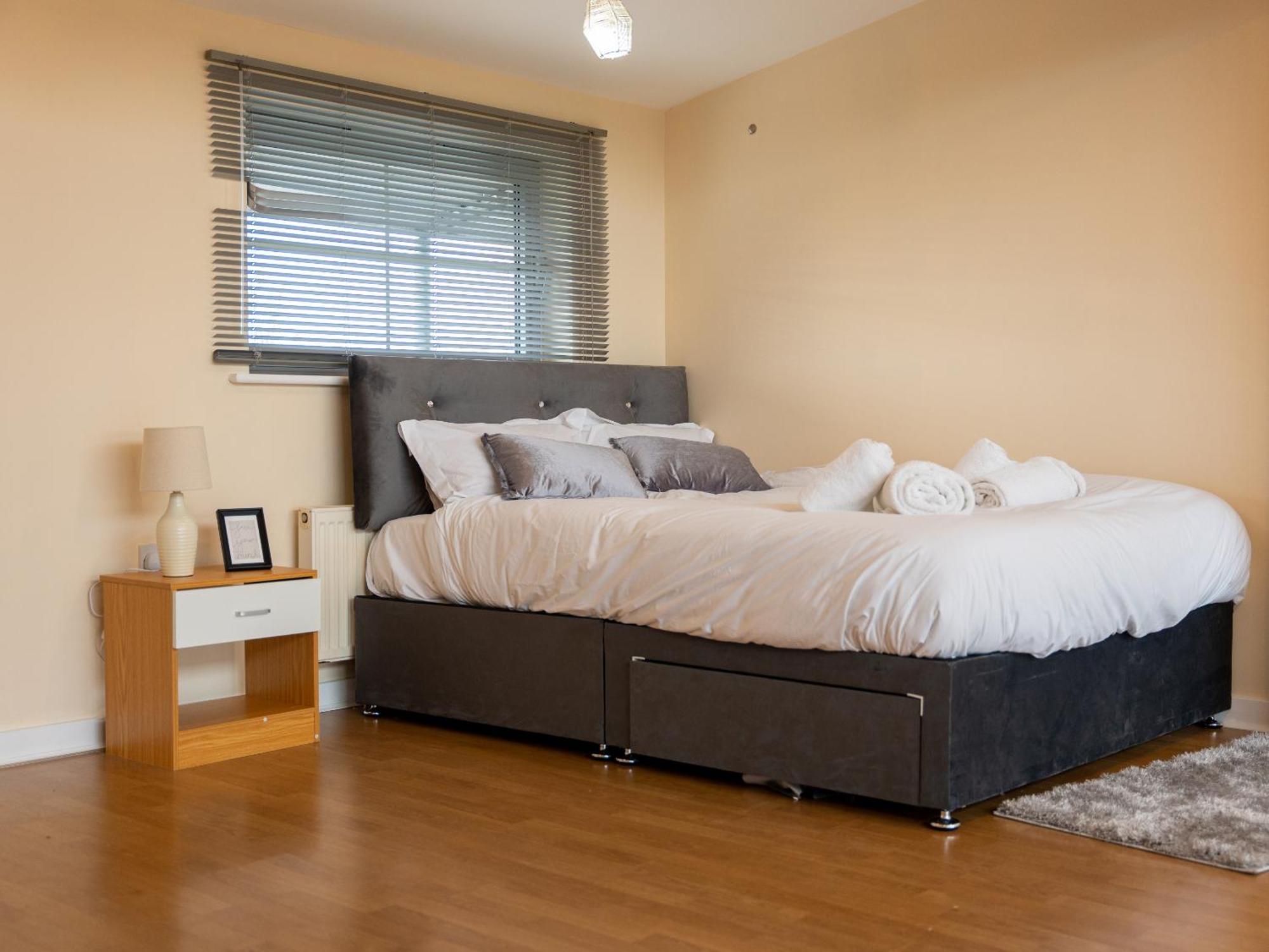 Luxury 2 Bed Apartment - Near Heathrow, Legoland, Windsor Slough Exteriör bild