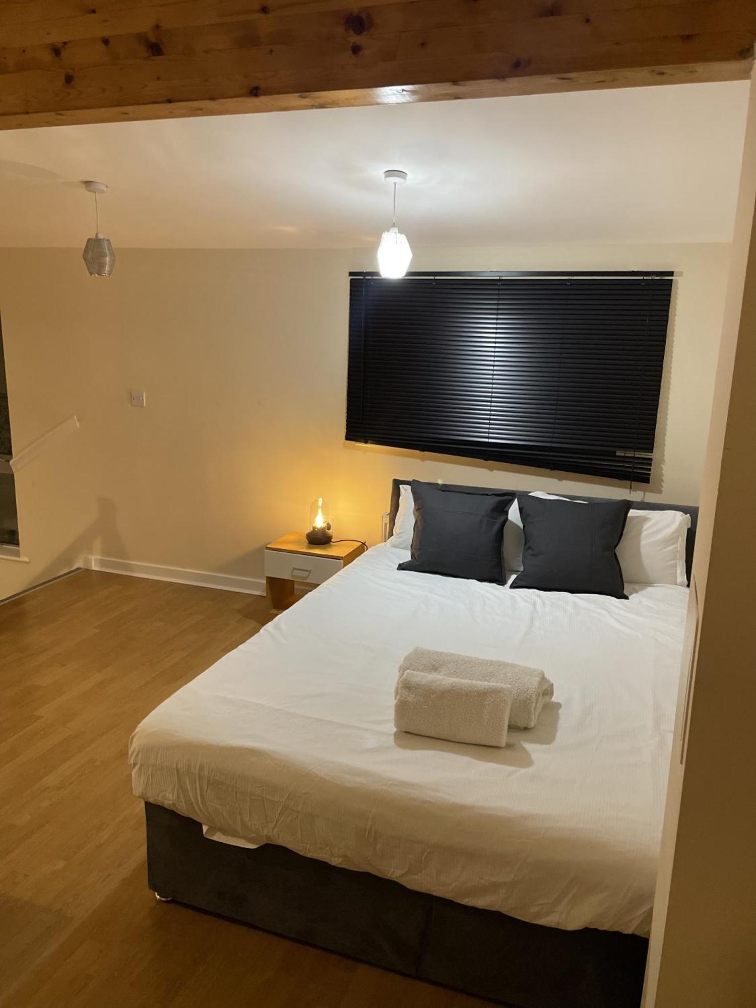 Luxury 2 Bed Apartment - Near Heathrow, Legoland, Windsor Slough Exteriör bild